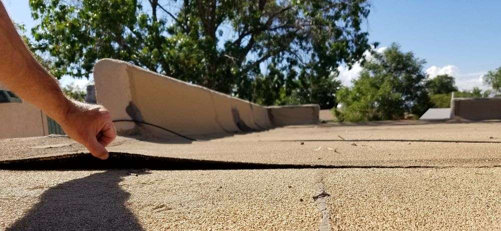 Losliggend dakleer op plat dak in Emmen